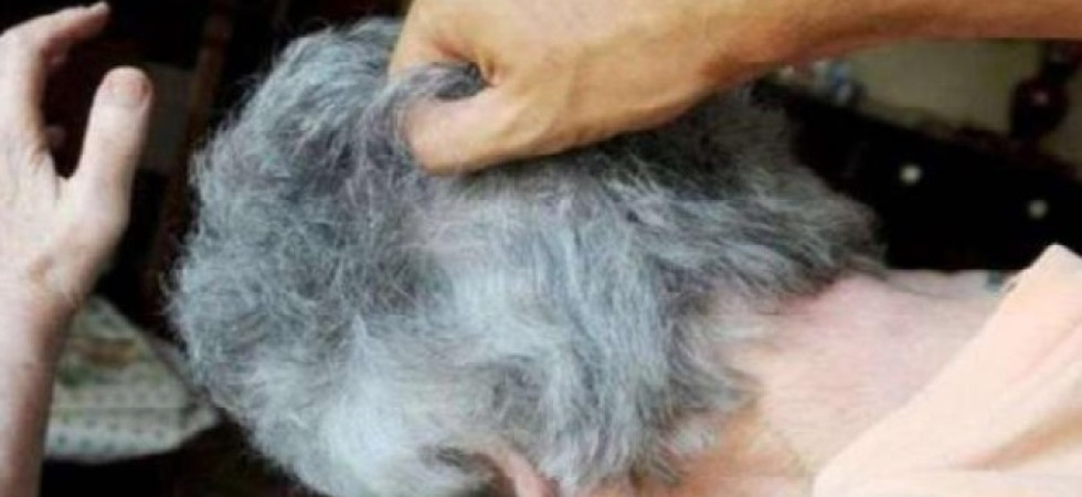 Da mesi riempiva di calci e schiaffi la madre di 80 anni minacciandola anche con un coltello